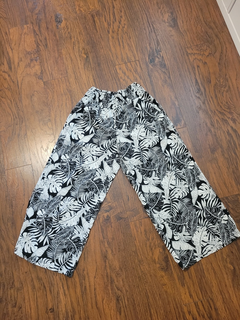 Tahari Linen Blend Black and White Tropical Print Cropped Wide-Leg Pants